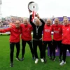 Fabio Gallo solleva il trofeo del campionato di Serie C